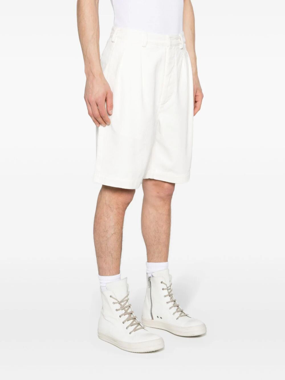 White pleated bermuda shorts