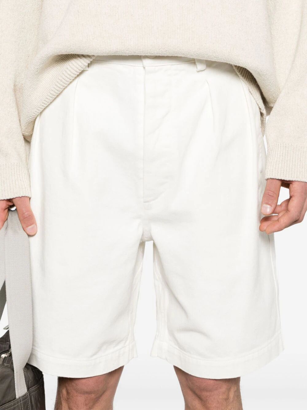 White pleated bermuda shorts