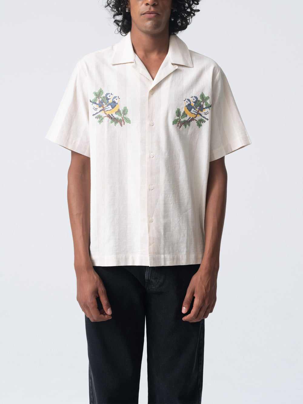 Short sleeved shirt with bird embroidery